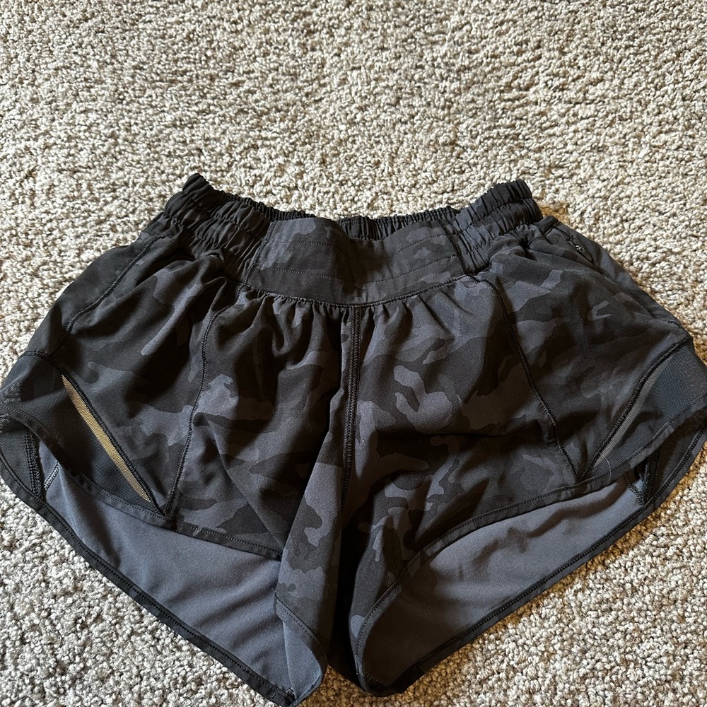 LULULEMON camo hotty hots 2.5 size 4